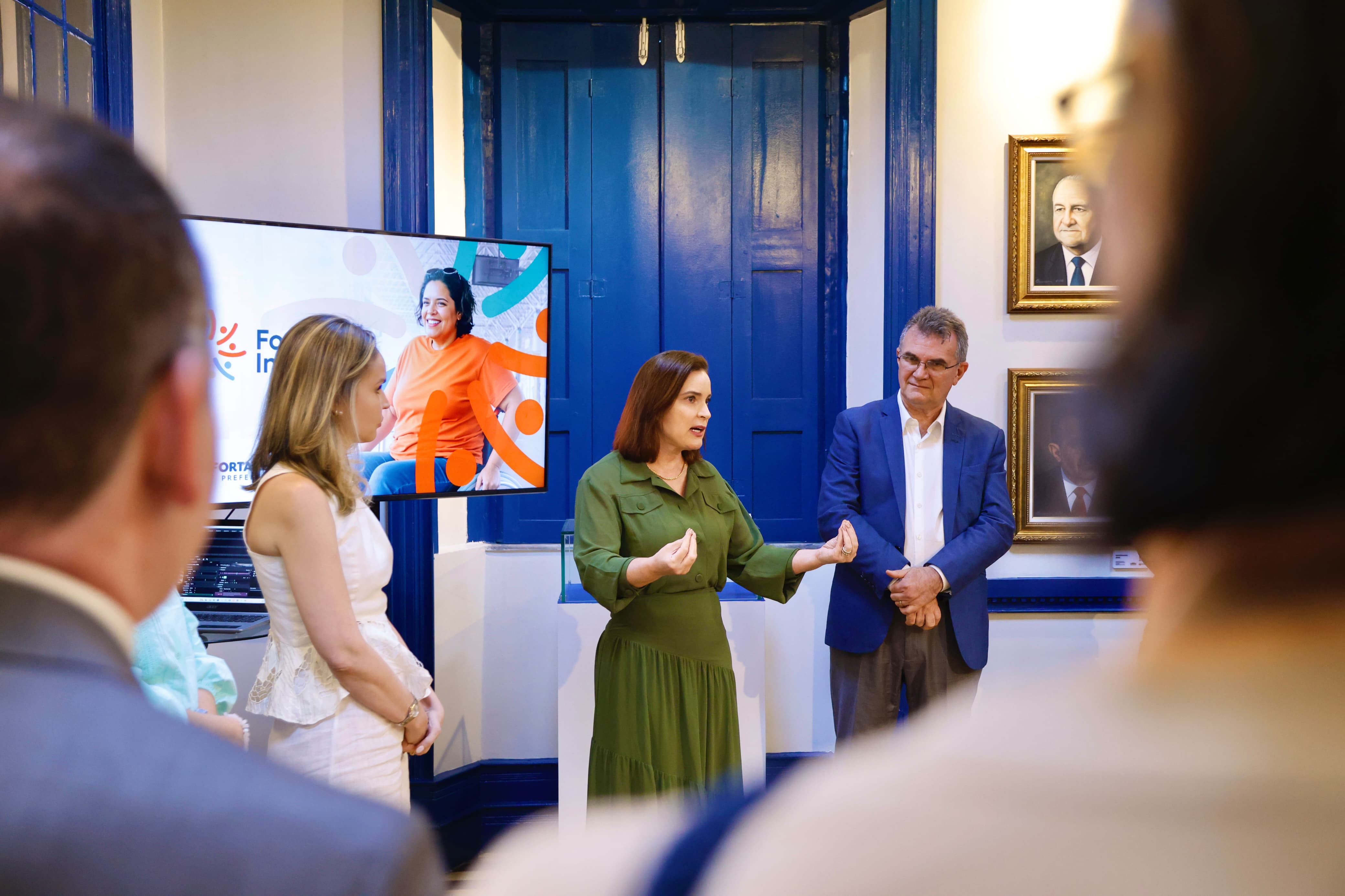 grupo de pessoas posa para a foto